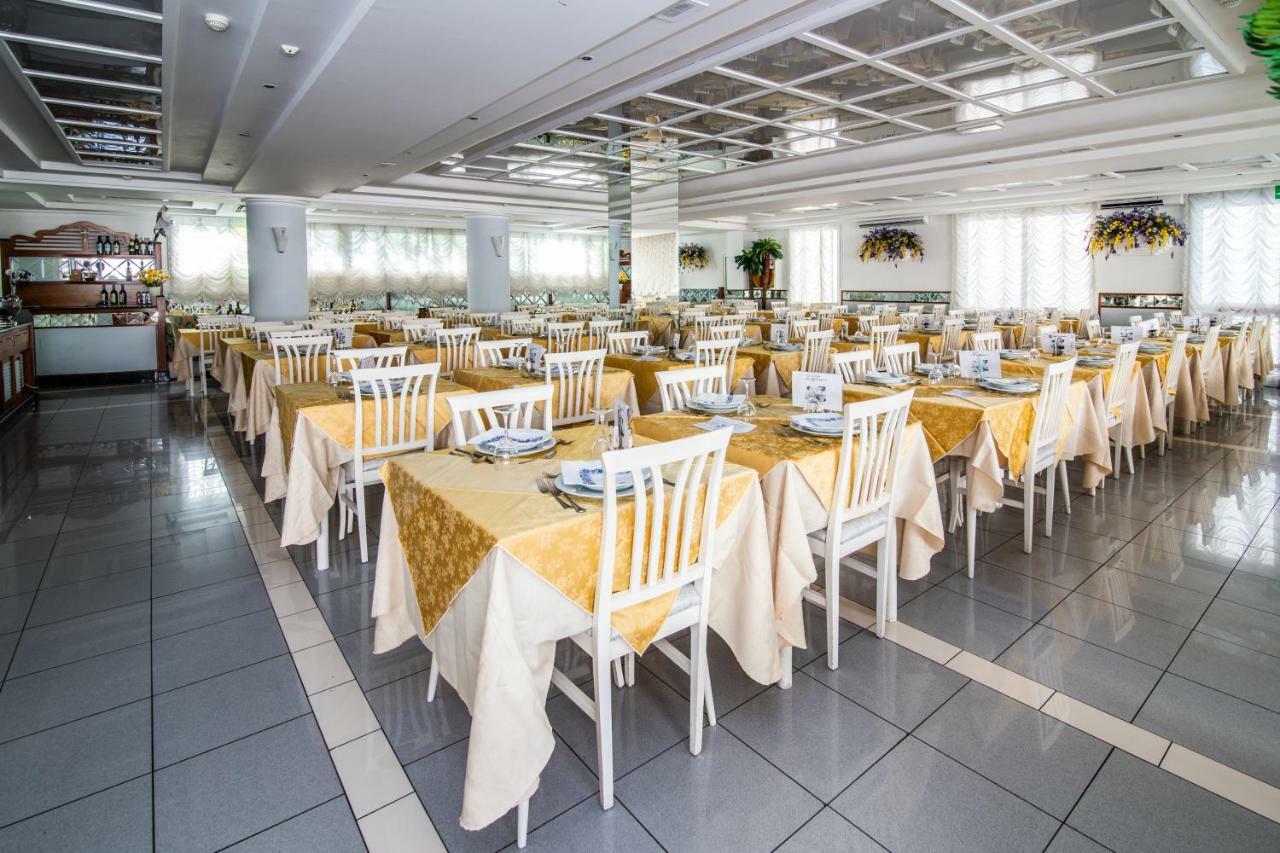 Hotel Giovanella Bellaria-Igea Marina Esterno foto