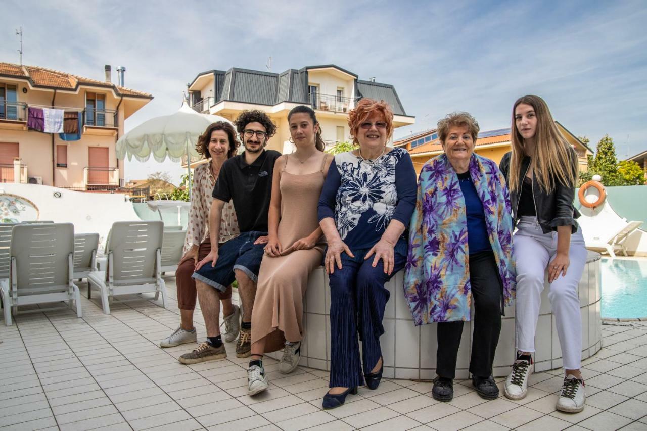 Hotel Giovanella Bellaria-Igea Marina Esterno foto